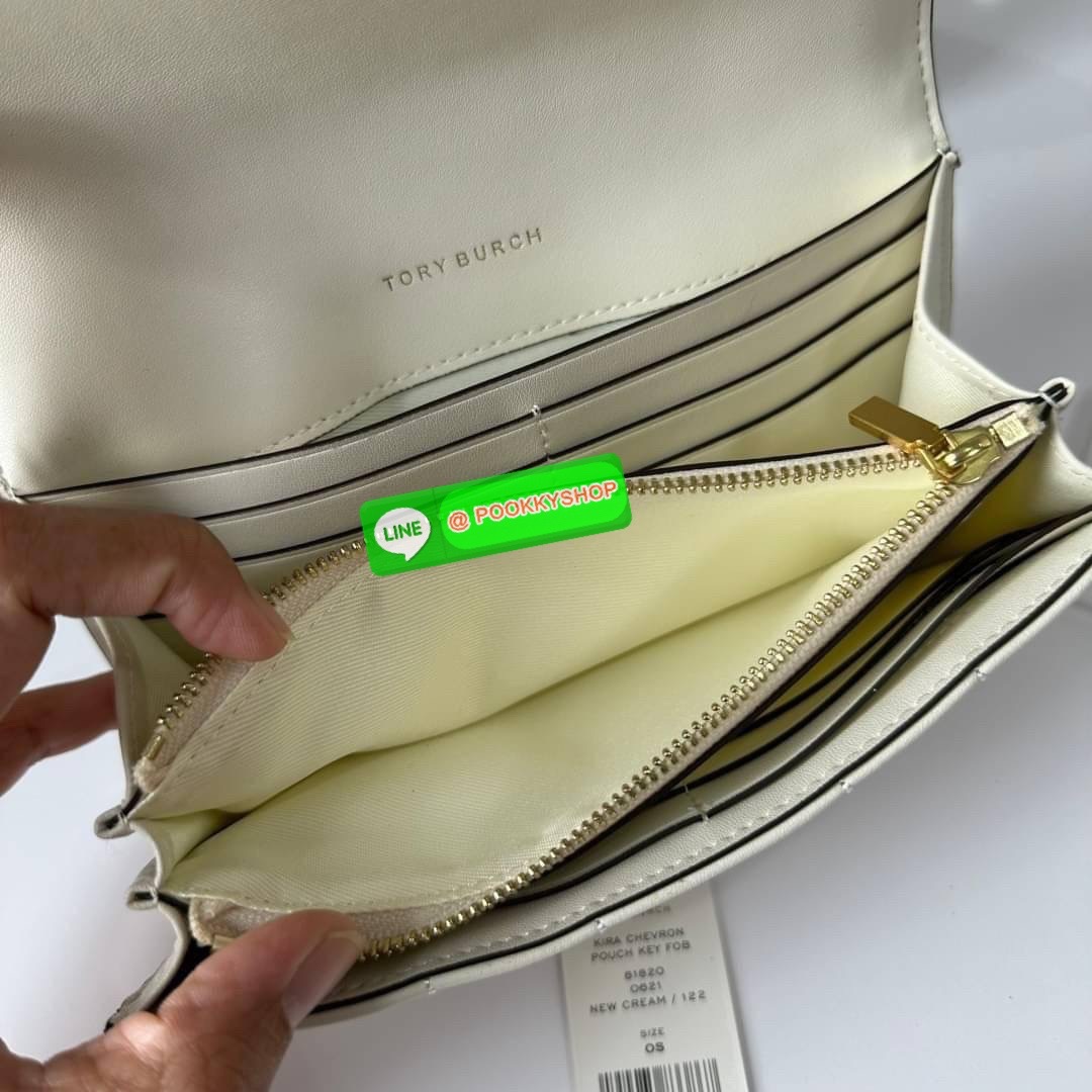 TORY BURCH KIRA CHEVRON POUCH KEY FOB 📍กระเป๋าสตางค์ใบยาว รุ่นใหม่ ทรงคลาสสิค 📍เปิด-ปิดด้วยอะไหล่บิดล็อค 📍ภายในมีช่องซิปตรงกลางสำหรับใส่เหรียญ ช่องใส่ธนบัตรและช่องใส่บัตร 📍วัสดุหนังแกะแท้ 📍จัดระเบียบกระเป๋าสตางค์ได้