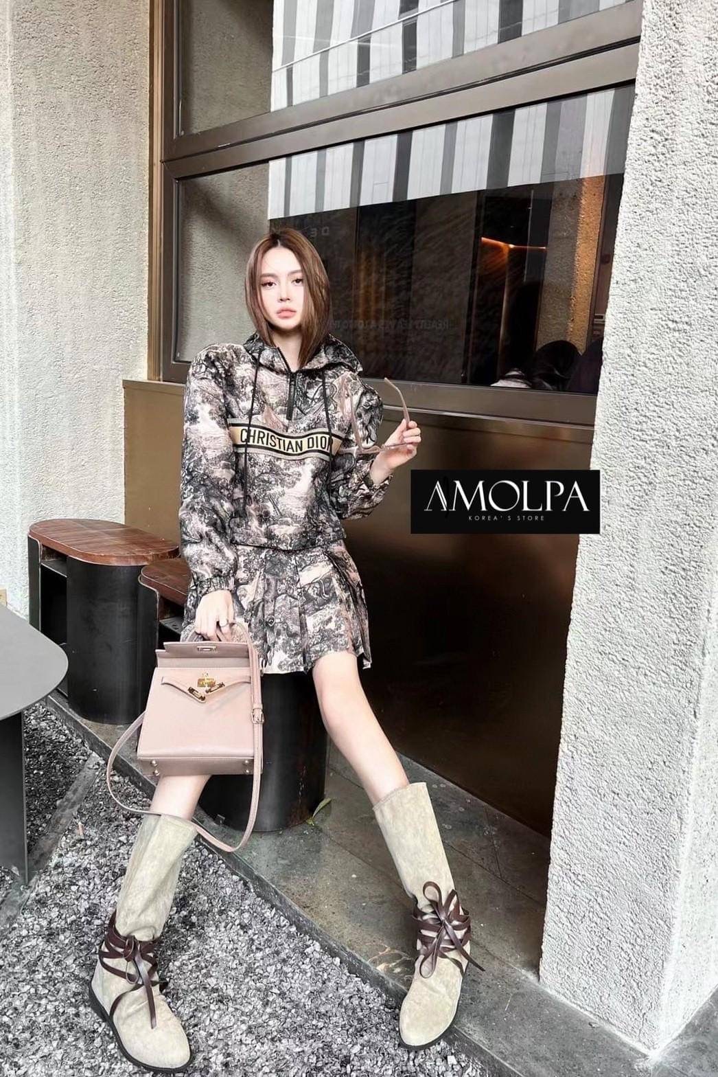 SET HOOD DIOR Classic Original 2023SS ตัวเสื้อเป็นเสื้อคลุมมีฮู๊ดดด มาพร้อมกระโปรงจีบรอบทรงสวย สวยเด่น ผ้าใส่สบายมากกกก เนื้อผ้าดีมากๆค่ะค๊าลูกค้า ใส่แล้วไม่ร้อนระบายความร้อนได้เป็นอย่างดีเลย ผ้าเย็นๆ ใส่สบายสุดๆ แมทซ์กับอะไรก็สวย เข้ากันได้ดี ป้าย Tag DI