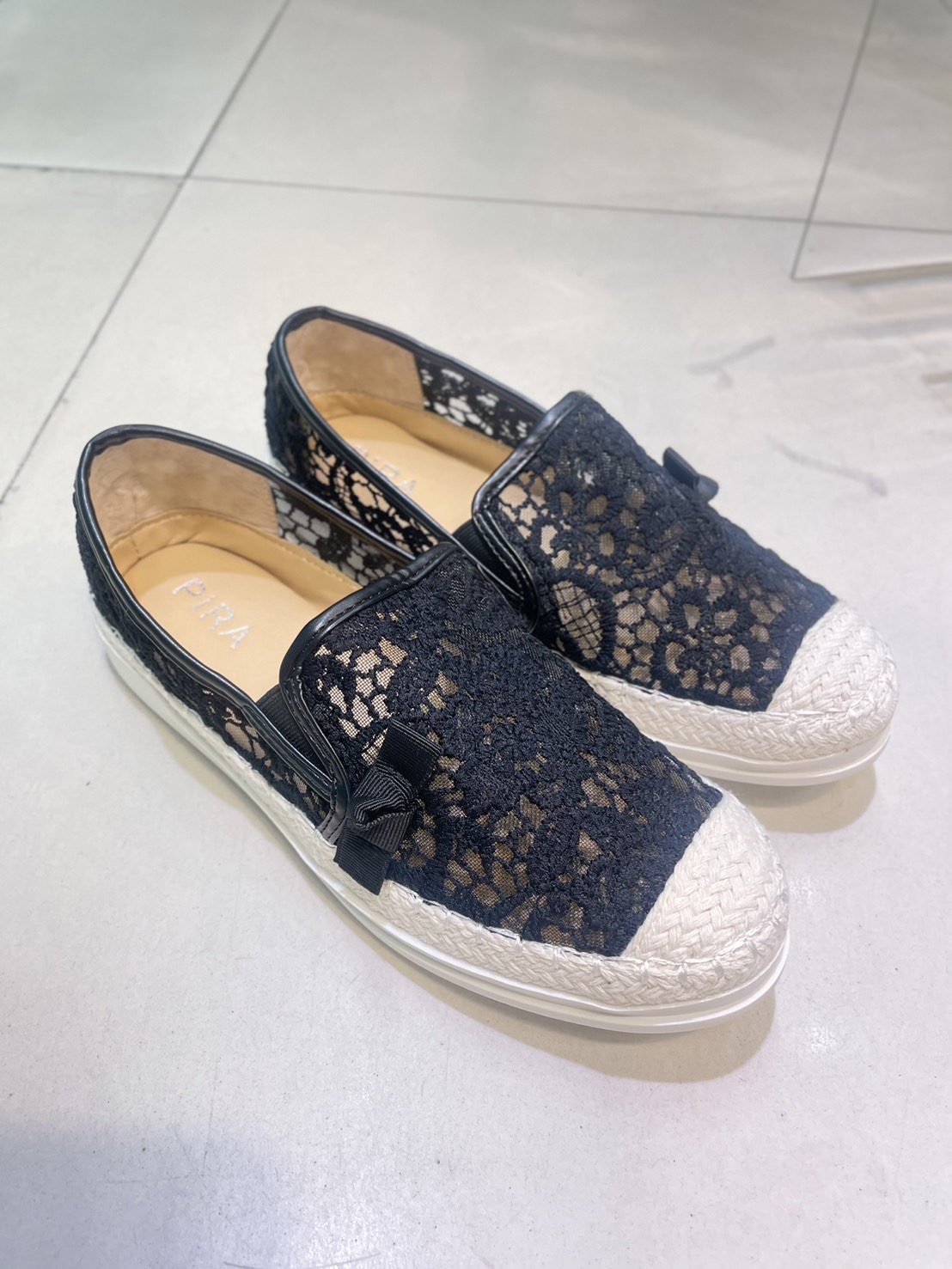 สินค้าขายดี พร้อมส่ง อร๊ายย รองเท้า slip on เป็นงานเรียบๆ แต่ดูดีมากค่า รุ่นที่สาวๆตามหามาแล้วจ้า งานสวยๆเกร๋ๆ ต้องรุ่นนี้เลยคะ 🎊 รองเท้ารุ่นนี้สาวๆควรมีติดตู้ จะแมตช์กับกระโปรง👗หรือกางเกง👖 💥ก็น่ารักของมันต้องมีค่า 💕