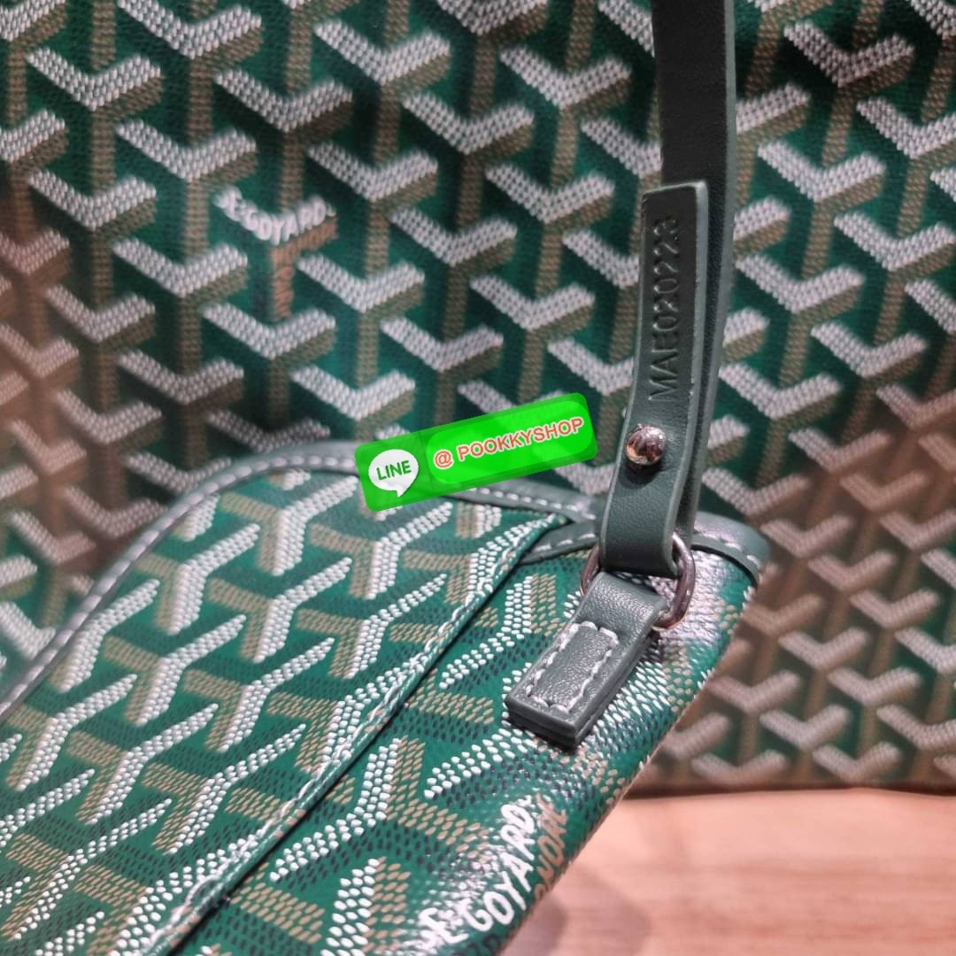 GOYARD BOHEME HOBO BAG ใหม่สุดคุ้ม กับกระเป๋าสะพายทรงโฮโบ ใบใหญ่จุใจ!! มาครบสีขายดี เลิศทุกสี รูปทรงคลาสสิค ดีไซน์เป็นเอกลักษณ์ วัสดุหนังแคนวาสพิมพ์ลายสวยคม ปากกระเป๋ามีซิปเปิด-ปิดกันของหล่นได้ ภายในโล่งกว้างมาก มาพร้อมสายคล้องในตัว ทนทาน สะพายสวยๆได้ทุกว