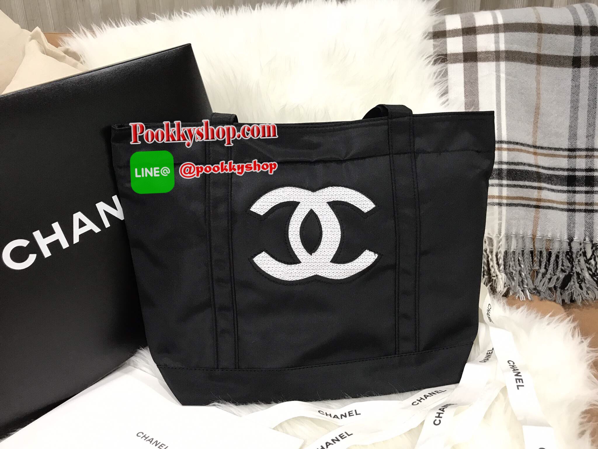 Must Have! Chanel Beaute Black Sequin Shopping Bag กระเป๋าสะพาย ShoppingBag พรีเมี่ยมกิ้ฟ Limited Edition ของแท้นำเข้าจากเคาน์เตอร์ Chanel Beaute ใบใหญ่ประดับคริสตัลสีดำโลโก้ CC สุดคลาสสิค ซับใน Polyester 100% เปิดปิดด้วยกระดุมแม่เหล็ก น้ำหนักเบา จุสุดๆ ใ