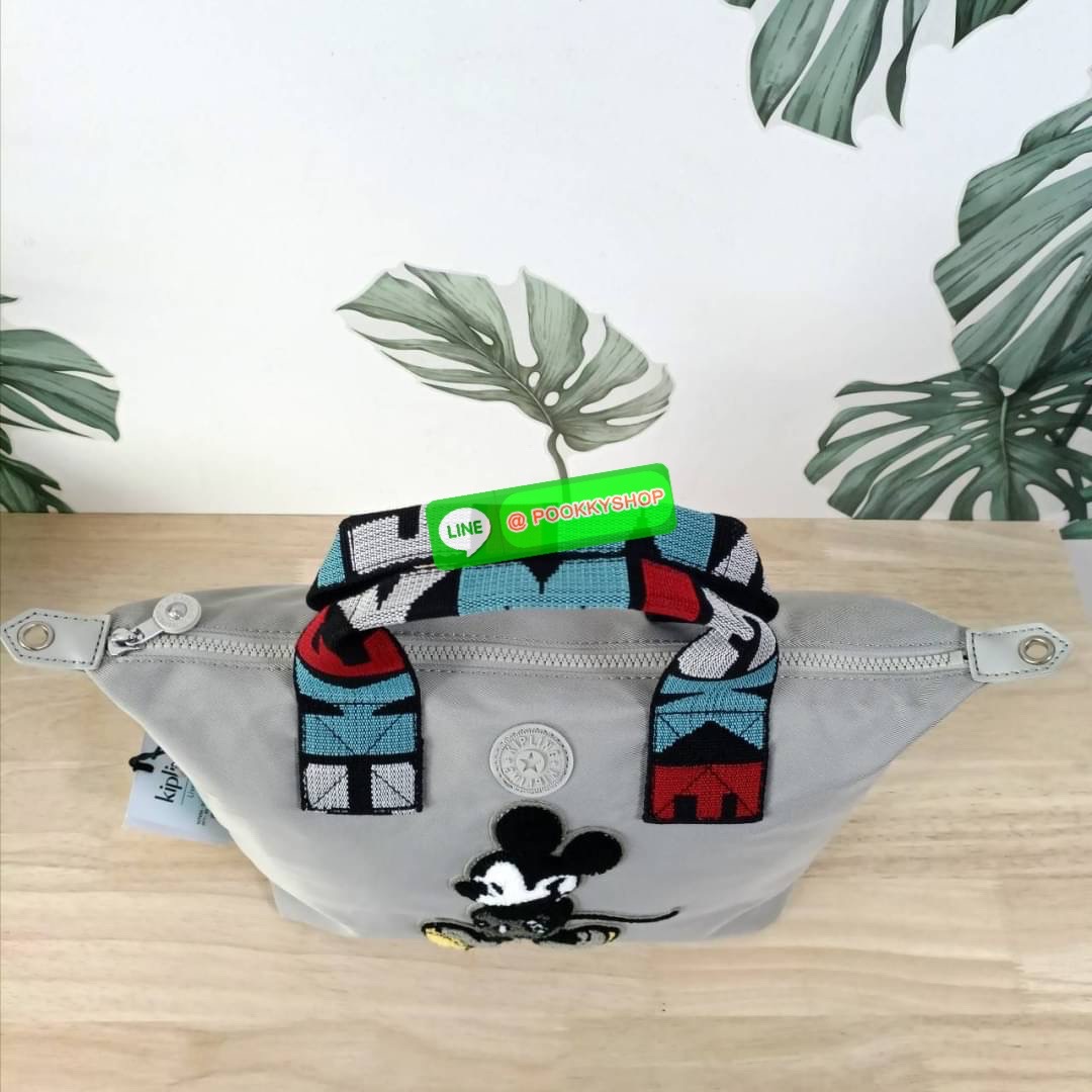 Kipling KALA Mini Disney's Mickey Mouse Handbag กระเป๋าถือหรือสะพาย วัสดุ Polyamide+Polyester รุ่นใหม่ล่าสุด Collection Mickey's ลายน่ารัก ผิวสัมผัสนุ่ม ลื่น พร้อมตัวการ์ตูน Mickey Mouse ไหมพรม ตกแต่งด้านหน้า ช่องหลักโล่งกว้าง พร้อมช่องแยกด้านข้