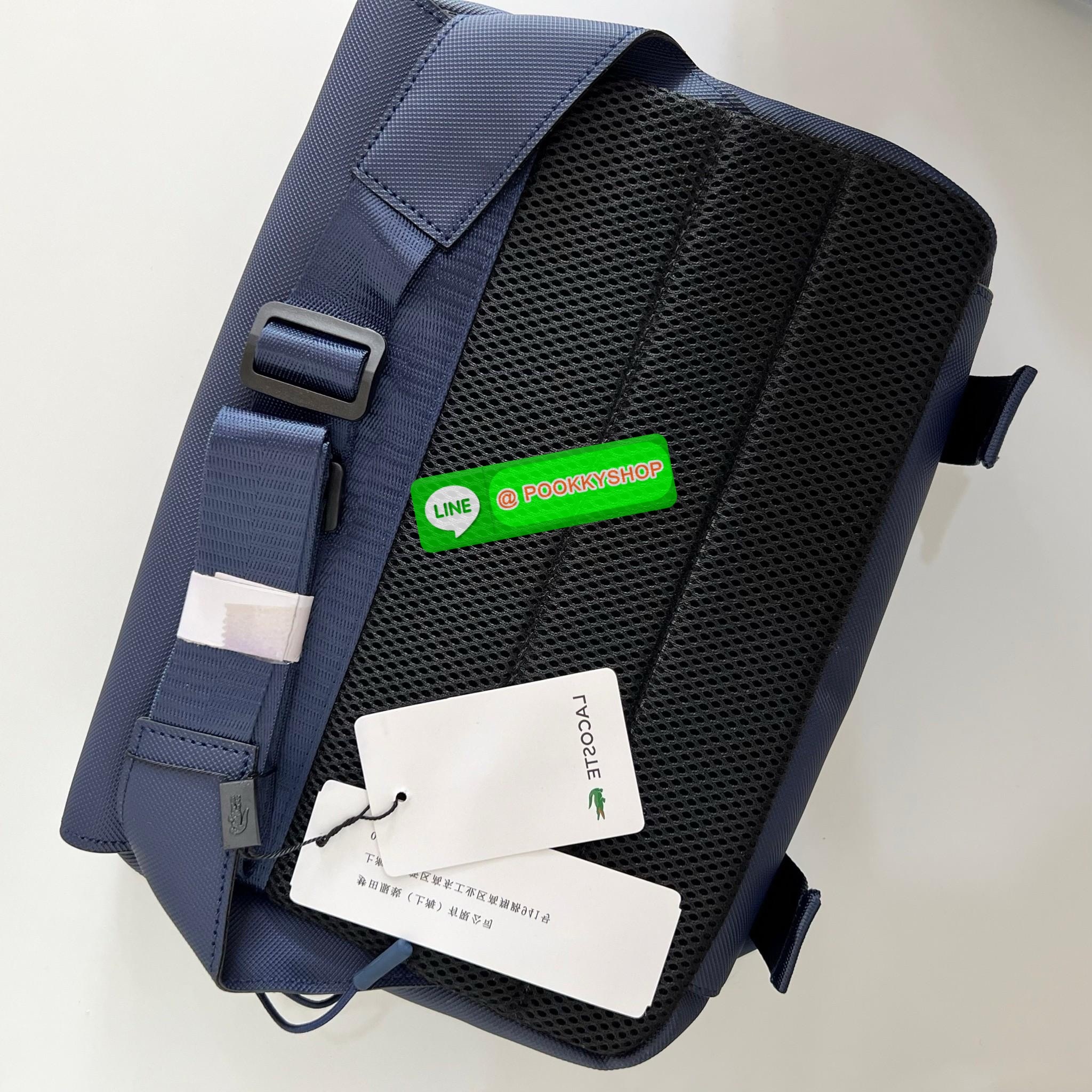 Men's L.12.12 Clipped Flap Adjustable Shoulder Strap Small Pouch วัสดุ PVC คุณภาพดีตามแบบฉบับแบรนด์ น้ำหนักเบา กันน้ำ ด้านหน้ามีโลโก้เหล็ก ฝาเปิดปิดด้วยคลิปล๊อค 2 ด้าน ช่องหลัก ด้านในมีช่องซิปพร้อมหัวซิปแบรนด์ ใส่กระเป๋าสตางค์ใบยาว ipad มือถือ ของจุก