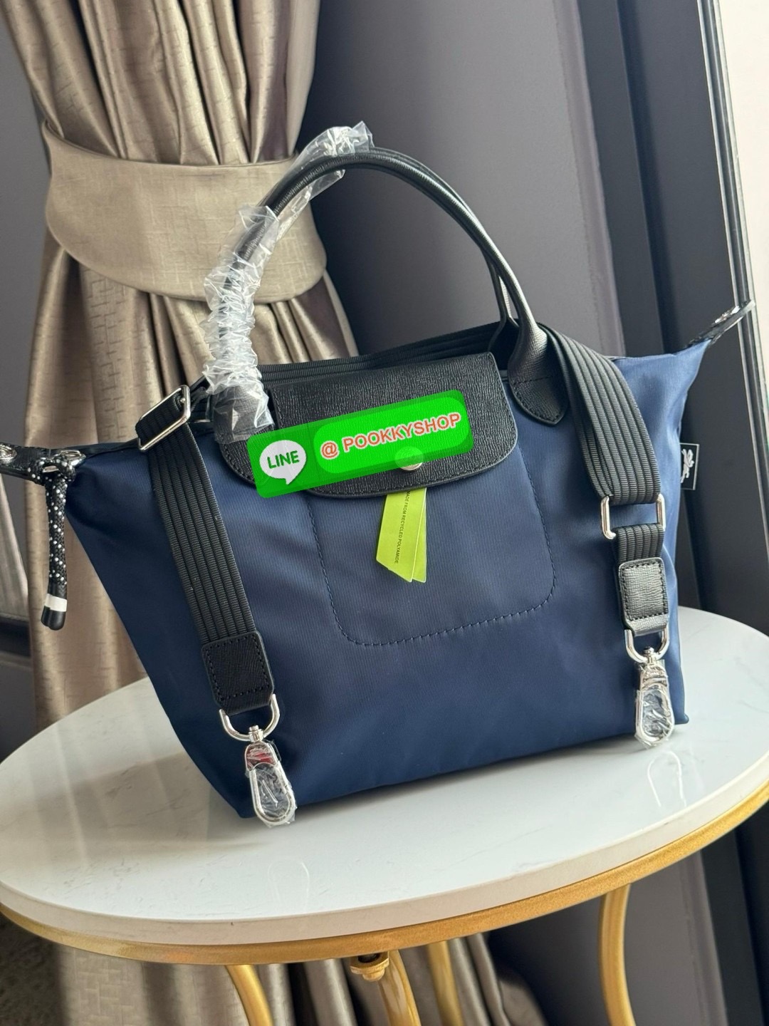 Longchamp LE PLIAGE ENERGY S HANDBAG LE PLIAGE รีไซเคิล ECONYLสไตล์สปอร์ต ทันสมัย และใช้งานได้จริง น้ําหนักเบา กระเป๋าใบนี้เป็นเครื่องประดับที่มีเสน่ห์ในอุดมคติที่จะติดตามคุณในทุกกิจกรรมยามเย็นของคุณ มาพร้อมกับสายสะพายไหล่ปรับได้ สามารถพกพาได้ ทั้งแบบถือแ