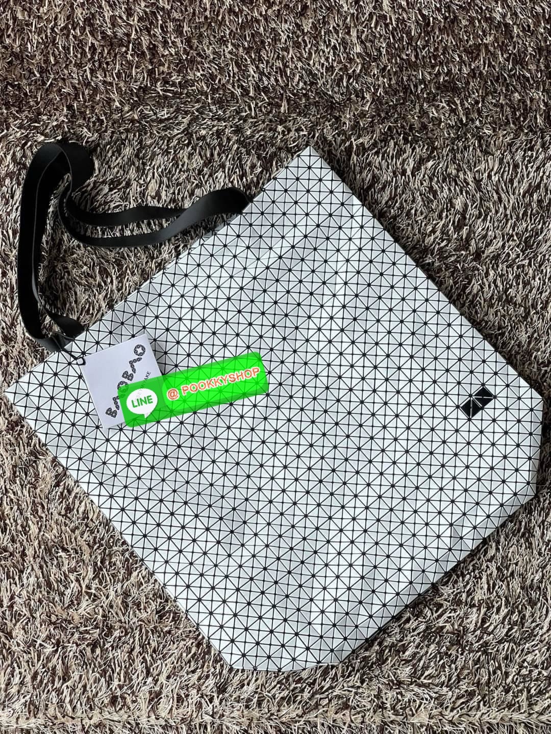 Baobao Issey Miyake Cart geometric L tote bag รูปทรงที่สร้างขึ้นโดยบังเอิญ' เสื้อผ้าที่มีโครงสร้างและได้รับการออกแบบทางวิศวกรรมอันเป็นเอกลักษณ์ของแบรนด์ ส่งต่อไปยังเครื่องประดับที่น่าประทับใจและไร้กาลเวลาเหล่านี้ กระเป๋าโท้ต Cart ประดิษฐ์ขึ้นจากการตั