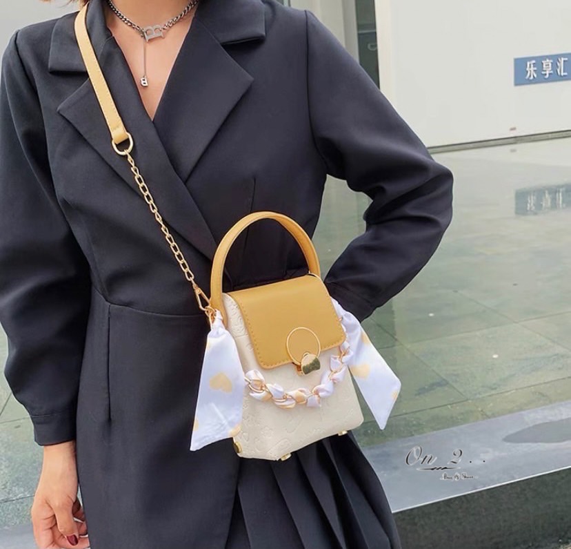 กระเป๋าสะพายข้างทรงกล่อง ไซส์มินิสะพายง่ายแมทเข้ากับทุกลุค สายสะพายยาวครอสบอดี้ได้ค่ะ ใส่โทรศัพท์ใส่ของจุกจิก