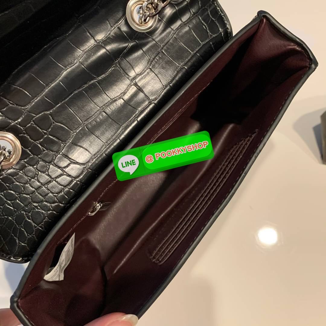 แท้ Outlet Charles&Keith ลายหนังจระเข้ ผิวเงา เปิดปิดแบบบีบคลายล็อค ภายในมีช่องซิป ด้านหลังมีช่องย่อย สะพายสายคู่หรือสายเดี่ยวได้ น้ำหนักเบา