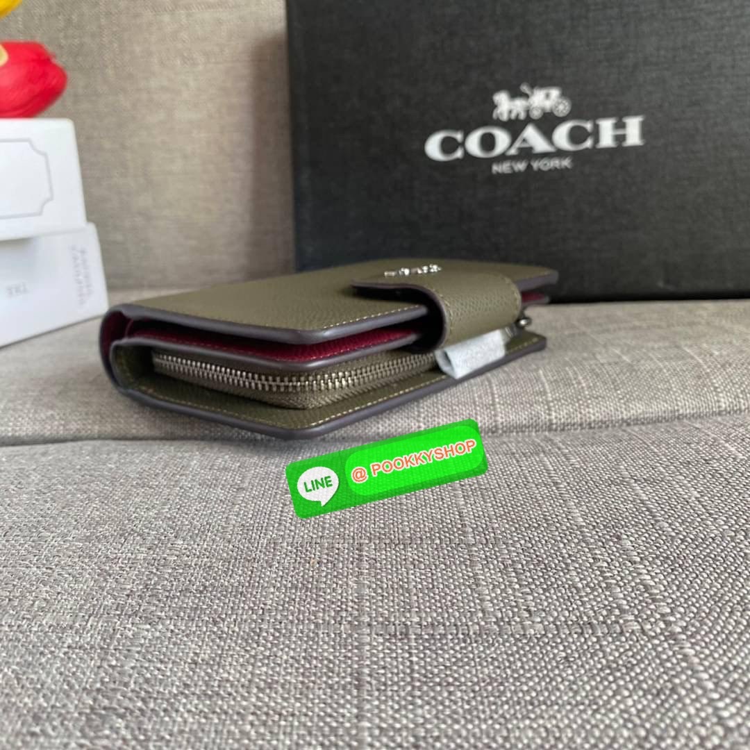 COACH 6390 MEDIUM CORNER ZIP WALLET กระเป๋าสตางค์ใบกลาง สีพื้นเรียบหรู วัสดุcrossgrain ภายในมีช่องใส่บัตรและธนบัตรได้ทุกชนิด มีช่องซิปใส่เหรียญ ขนาดกะทัดรัดพกพาง่าย คนชอบจัดระเบียบกระเป๋าสตางค์แนะนำเลยจ้า
