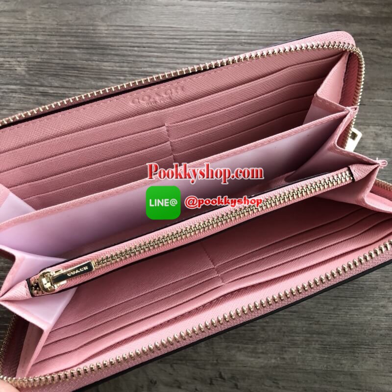 COACH Women Accordion Zip Wallet in Embossed Textured Leather กระเป๋าสตางค์ใบยาว เปิด-ปิดกระเป๋าด้วยซิปรอบ ด้านในมีช่องใส่บัตร ช่องใส่ธนบัตร และช่องซิปใส่เหรียญค่ะ ด้านหลังมีช่องใส่บัตร 1 ช่อง