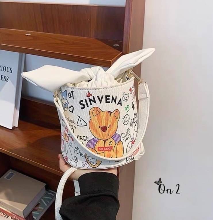 กระเป๋าสะพายทรงถัง หนังพิมพ์ลาย เปิดปิดแบบหูรูด อะไหล่ทอง มาพร้อมสายสะพายยาวครอสบอดี้ งานน่ารักมากค่ะ