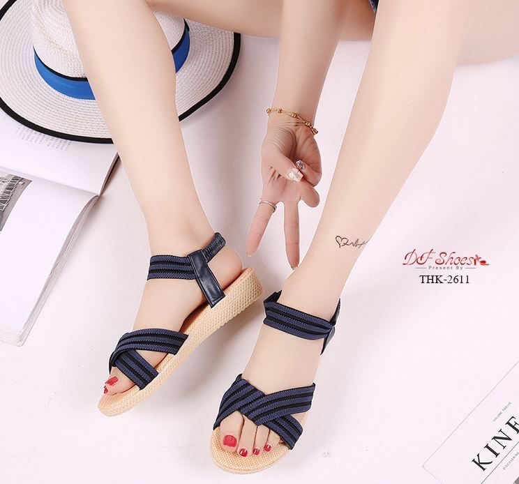 สินค้าพร้อมส่ง SUMMER นี้ห้ามพลาด!!! รองเท้าเเตะรัดส้นไขว้หน้า วัสดุหนัง PU สายคาดทูโทน พื้นยางกันลื่นค่ะ กระชับเท้าไม่หลุดง่าย กันน้ำ ใส่ง่าย เดินสบายค่ะ