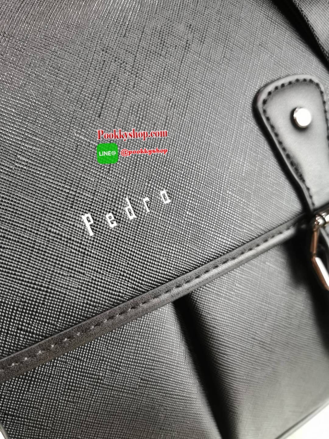 NEW ARRIVAL! PEDRO SAFFIANO MESSENGER BAG รุ่นใหม่ชนช็อปจาก Pedro แบรนด์ดังการันตรีคุณภาพด้วยเครือ Charles&Keith วัสดุหนัง Saffiano สวยหรูอยู่ทรงแข็งแรงไม่ย้วยเปิดปิดด้วยฝาปิดกระดุมแม่เหล็กพร้อมซิปด้านในสะดวกใช้ ด้านหน้าและด้านหลังยังมีช่องใส่ของ ขนาดกำลั