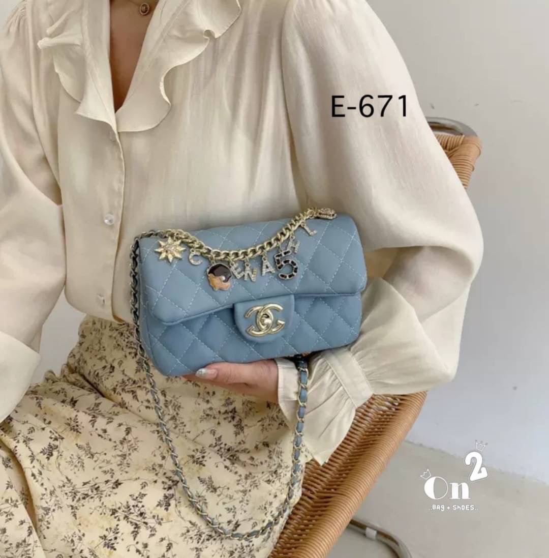 กระเป๋าสะพายชาแนล ทรงคลาสสิคเปิดหน้าอะไหล่สีทอง งานสไตล์แบรนด์ สายสะพายยาวครอสบอดี้ได้ค่ะ พร้อมส่ง 5 สีค่ะ