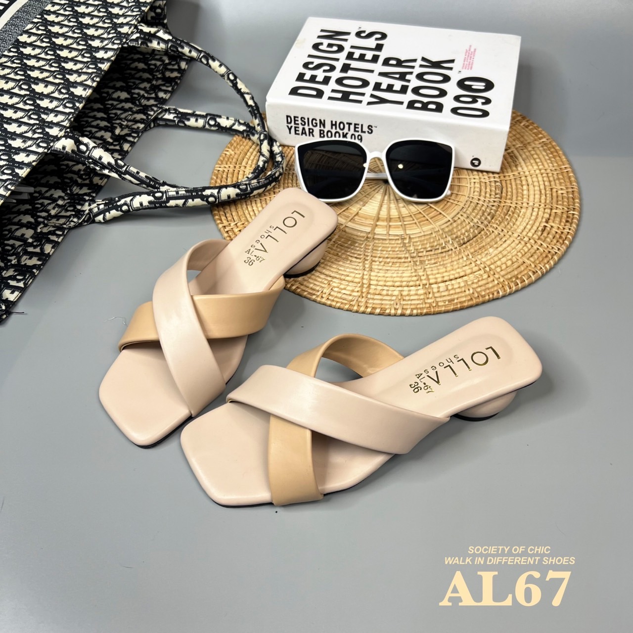 เน้นใส่สบายเดินทั้งวันแบบไม่เมื่อย ส้นมาการองสูงเพียง 1.5 นิ้ว หน้าสวมหนังนิ่ม แบบไขว้ แต่งสีทูโทน 5 สี เบาๆ ใสๆ ใส่ได้ทุกสีผิว