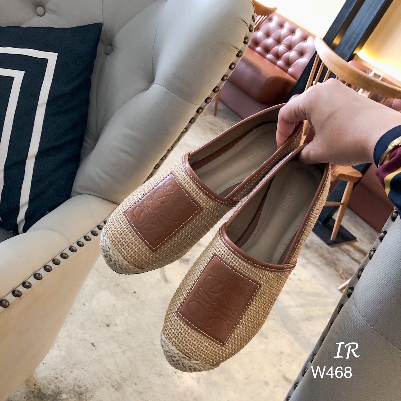 รีพีทแบบขายดี!!! พร้อมส่ง ปีนี้ ใครไม่รู้จัก Loewe คือพลาดมาก แบรนด์ดังจากเยอรมัน สวยมาก แกรนมาก น่ารักมาก ตอนนี้ งานสาน กระสอบคือปังมากคะ ปีนี้