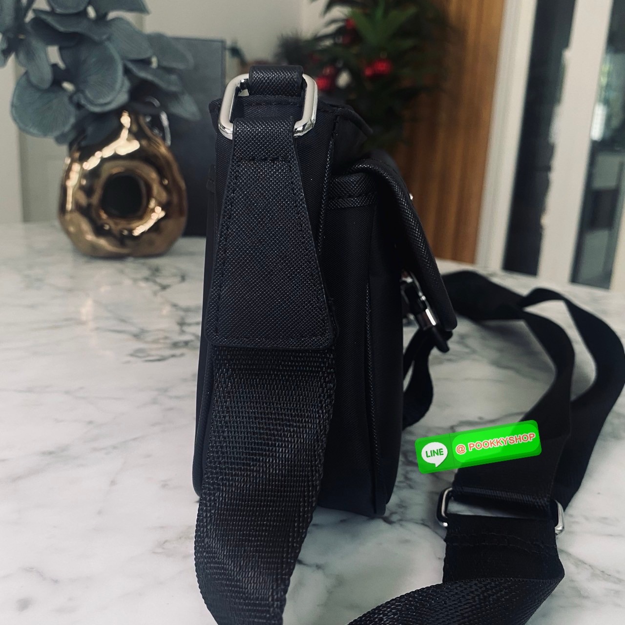 Prada Re-Nylon Messenger Bag กระเป๋าสะพายทรงแมสเซ็นเจอร์ รุ่น Unisex ใช้ได้ทั้งชายหญิง รุ่นยอดนิยมดีไซส์เรียบง่าย โทนสีดำคลาสสิกเข้าได้กับทุกลุค ขนาดกำลังดี สายสะพายยาวปรับระดับได้ สะพายไหล่หรือครอสบอดี้ก็ดูดี ดูเท่ห์ไปหมดจริงๆ ค่ะ