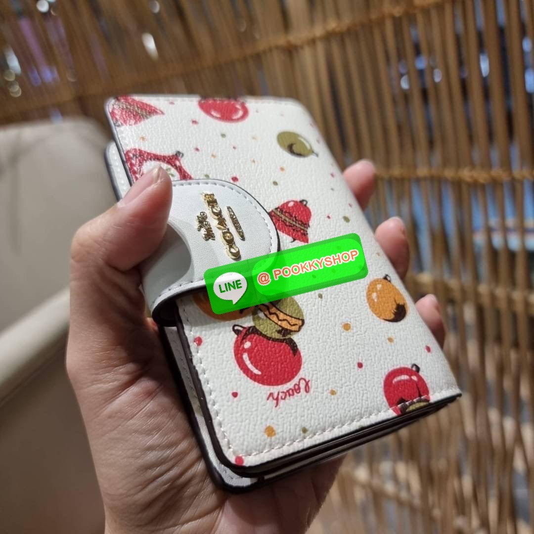 COACH C7413 MEDIUM CORNER ZIP WALLET WITH ORNAMENT PRINT คอลเลคชั่นใหม่ กระเป๋าสตางค์ใบกลาง ดีไซน์ใหม่ สุดหรู คละลายพริ้นท์เต็มใบ น่าใช้ไปอีก วัสดุหนังแคนวาสเคลือบลาย ภายในมีช่องใส่บัตร ใส่ธนบัตรได้ครบ และมีช่องซิปแยก ใบจริงสวยมากๆ แนะนำจ้า ราคาสุดคุ้มครบ