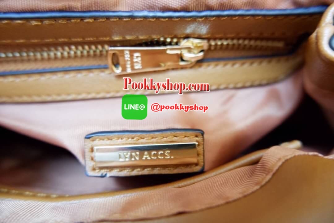 Lyn กระเป๋าหิ้วมาพร้อมสายสะพาย ขนาดกลางๆไม่เล็กไม่ใหญ่ ดีไซน์สวยน่ารัก ด้านในมีป้ายโลหะปั๊มแบรนด์ ใต้กระเป๋ามีหมุดรองทั้ง 4 มุม รูปทรงสวยเก๋ขนาดนี้ ไม่มีไม่ได้นะคะ