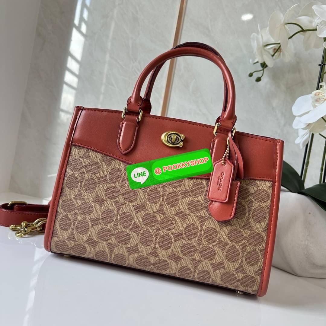COACH BROOKE CARRYALL 28 (CE733) กระเป๋าถือหรือสะพายข้าง สุดหรู ลุคคุณนาย ให้วัสดุแคนวาสตัดหนังแท้ ภายในกว้าง แบ่งช่องเป็นสัดส่วน มีช่องซิปตรงกลาง สายสะพายถอดออกได้ จะถือหรือสะพายแมทซ์ได้หลายลุคเลยค่ะ
