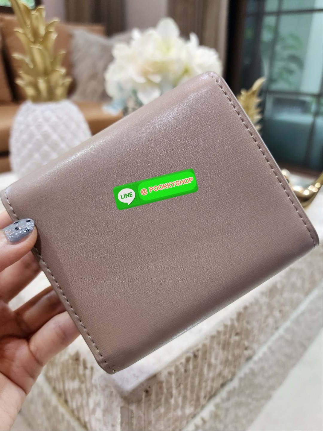 ✴️Don't Miss!✴️CELINE SHORT WALLET VIP GIFT WITH PURCHASE (GWP) กระเป๋าพรีเมี่ยมกิ๊ฟ Limited จาก CELINE HAUTE PARFUME DUTYFREE COUNTER หนังเรียบสวยอยู่ทรงมีโลโก้ด้านหน้าเปิดปิดด้วยฝาพับกระดุม ภายในมีช่องแบ่งหลายช่อง มีช่องใส่บัตรหลายช่อ