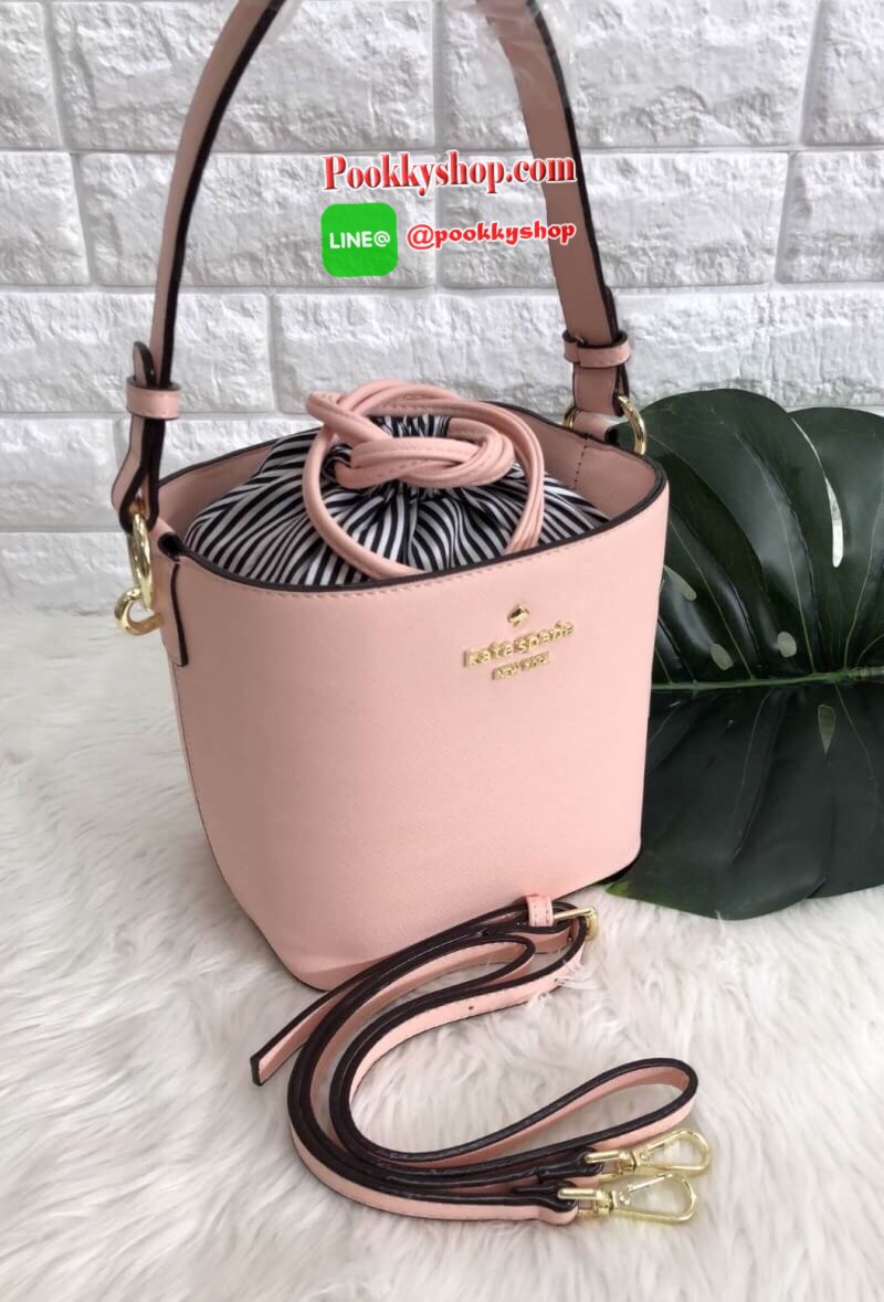 New arrival!!! Katr spade new york cameron street pippa bag 2018 พร้อมส่ง รุ่นใหม่ล่าสุดค่ะ!!! กระเป๋าวัสดุหนังซาฟเฟียโน่ ทรงถัง สามารถถือได้ สะพายข้างได้ค่ะ ด้านหน้าติดอะไหล่แบรนด์ ปากกระเป๋าเปิดปิดแบบหูรูด แบบหนังห้อยยาวลงมา หนังรูดง่ายมากค่ะ ภายในกระเป