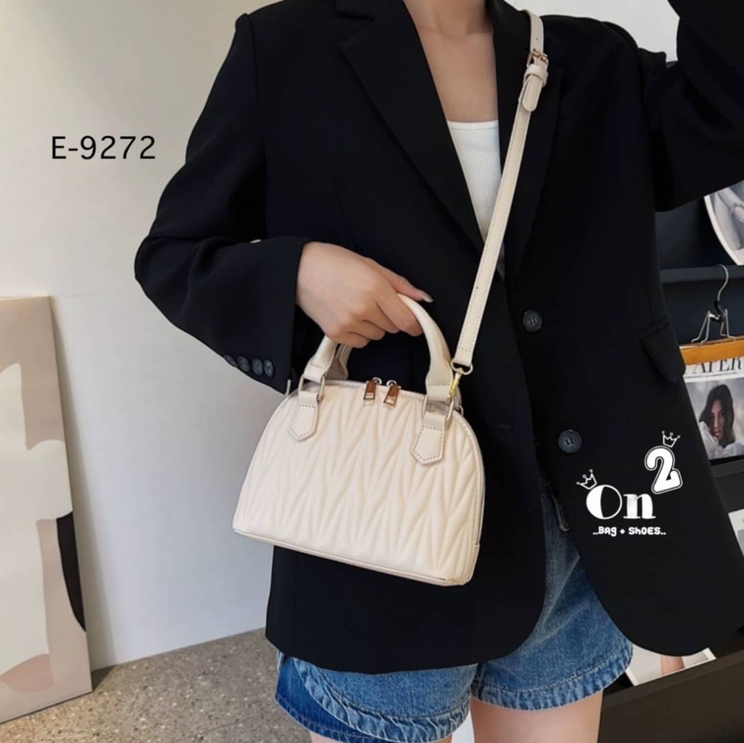 Hot item 🔥🔥 กระเป๋ามาใหม่สไตล์เกาหลี ทรงโดมงานซิปคู่ ตัวกระเป๋าปักลายแน่นๆ มาพร้อมสายสะพายยาวถอดออกถือได้ค่ะ พร้อมส่ง 4 สีค่ะ