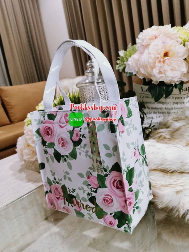 ลายนี้เข้าแล้วนะคะ! พร้อมส่งไอเท็มยอดนิยม! Harrods London Top-handle Shopping Bag กระเป๋า Shopping แบรนด์ดังจากอังกฤษรุ่นยอดนิยมวัสดุ PVC+Polyester 100% ของแท้เนื้อหนาอยู่ทรงกันน้ำ ขนาดกำลังดี น้ำหนักเบา เปิดปิดด้วยซิปสะดวกใช้หัวซิปปั้มโลโก้แบรนด์อะไหล่เง