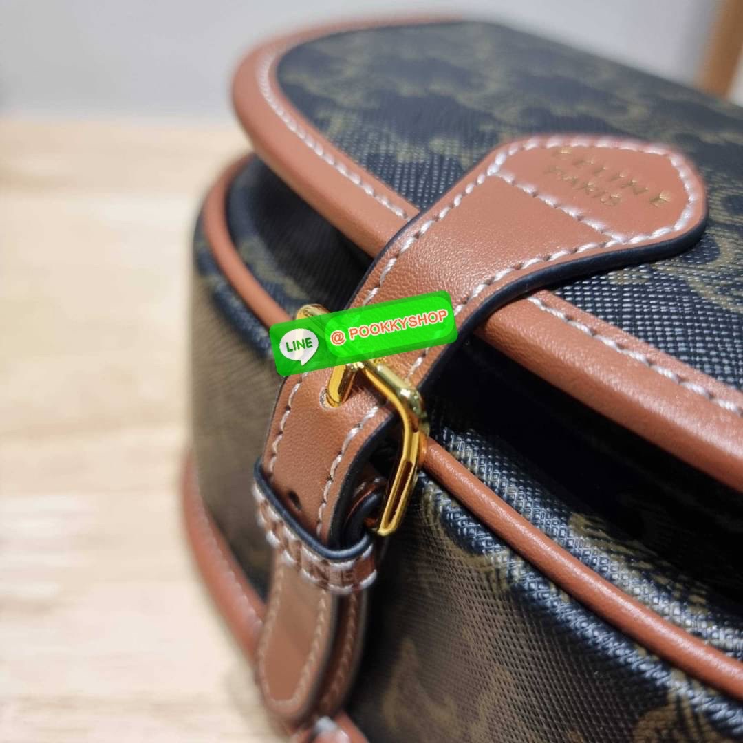 🔆 Model CELINE FOLCO SHOULDER BAG IN TRIOMPHE CANVAS 🔆 Details รุ่นยอดฮิต ขายดีไม่มีตก กับกระเป๋าสะพายข้าง ทรงสวยโดดเด่นเป็นเอกลักษณ์ ดีไซน์โค้งมนสวยงาม เปิด-ปิดกระเป๋าด้วยสายหนัง สายสะพายในตัว ปรับได้ ภายใรเป็นช่องโล่ง แบ่งสัดส่วนไว้อย่าง