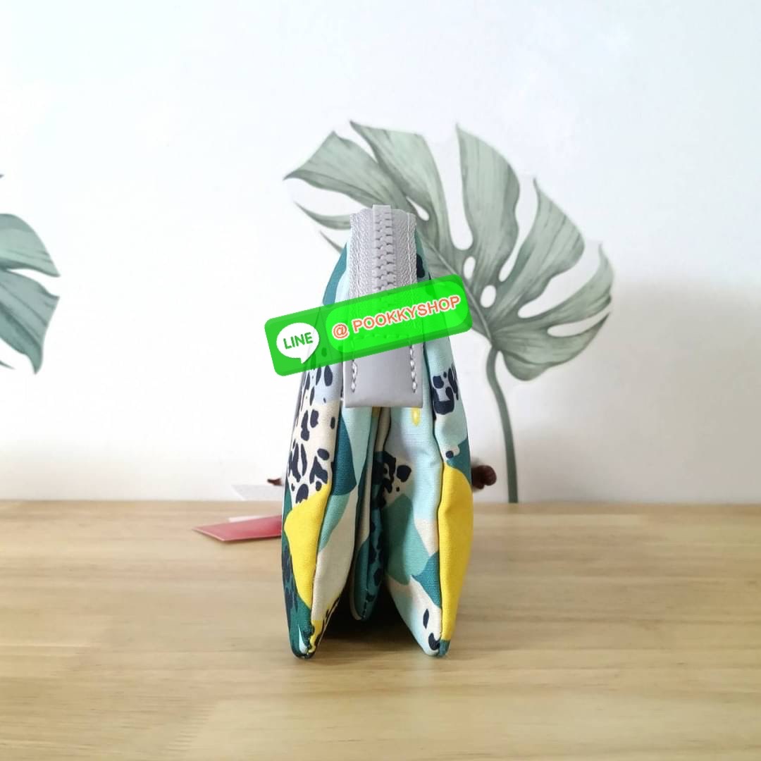 KIPLING Creativity X Crossbody Bag กระเป๋าสะพายวัสดุ Nylon&Polyester 100% ขนาดกำลังน่ารัก เปิดปิดด้วยซิป มา พร้อมพวงกุญเเจลิงน้อย ด้านในมีช่องใส่ของ2ชช่อง เพิ่มตรงกลางมีช่องซิปอีก1ช่อง มีสายคล้องพวงกุญแจ ใส่ของได้จุมาๆเลยค่ะ มีสายสะพายยาวเลื่อนปรับระดับได