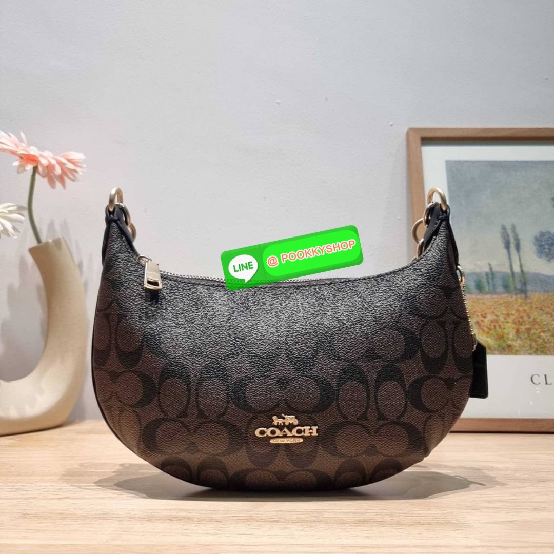 COACH CE620 PAYTON HOBO IN SIGNATURE CANVAS คอลเลคชั่นใหม่ 2023 มาแรงเกินต้าน ด้วยรูปทรงโฮโบสุดคลาสสิค สะดวกใช้ได้ในทุกวัน ขนาดกะทัดรัด แต่จุของได้เต็มที่ วัสดุหนังแคนวาสเคลือบลาย น้ำหนักเบา เปิดใช้งานด้วยซิป สายสะพายในตัวหนังสลับโซ่ ภายในเป็นช่องโล่ง ใส่