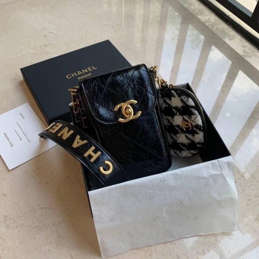 Chanel Shoulder Bag VIP Gift With Purchase (GWP) พรีเมี่ยมกิ๊ฟรุ่น Limited วัสดุหนัง pu เปิดปิดด้วยฝาปิดตัวล๊อคอะไหล่ทองและซิป หัวซิปแบรนด์ สามารถใส่ มือถือ iphone+ ของใช้จุกจิกได้เยอะ และมีกระเป๋าใส่เหรียญถอดได้ สายโซ่ร้อยหนังอะไหล่ทอง+เงิน Crossbody มาพ