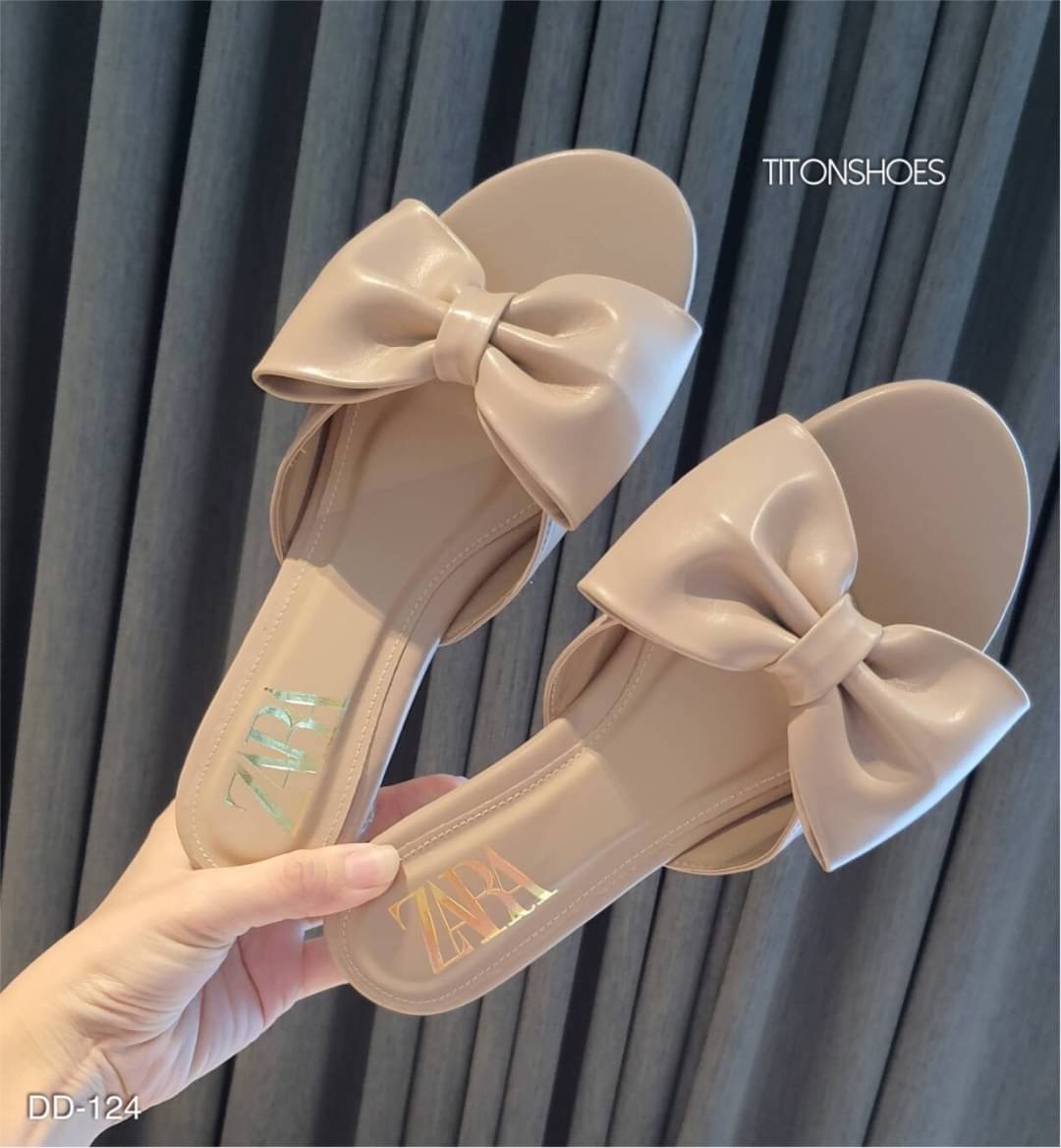 งานเข้าใหม่จร้า แบบเข้าใหม่งาน ZARA ส้นแก้ว แต่งโบว์ใหญ่ หนังนิ่มมากคะ ใส่สบาย น่ารักมาก เข้าได้ทุกชุดน่า พื้นปั้มแบรนด์