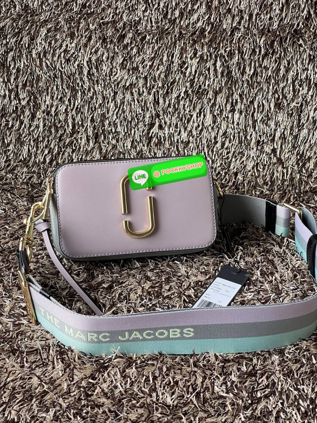 Marc Jacobs Snapshot Bag กระเป๋าแบรนด์ดังจากสัญชาติอเมริกัน นับได้ว่ารุ่นนี้เป็นรุ่นทรงฮิตของ marc jacobs เลยทีเดียว โดยด้านหน้ากระเป๋าจะเป็นโลโก้แบบโลหะที่เป็นสัญลักษณ์ของแบรนด์นี้ มาพร้อมสายสะพายที่จะสะพายยังไงก็ดูโดดเด่น เพราะขนาดใหญ่ที่สกรีนตัวอักษร m