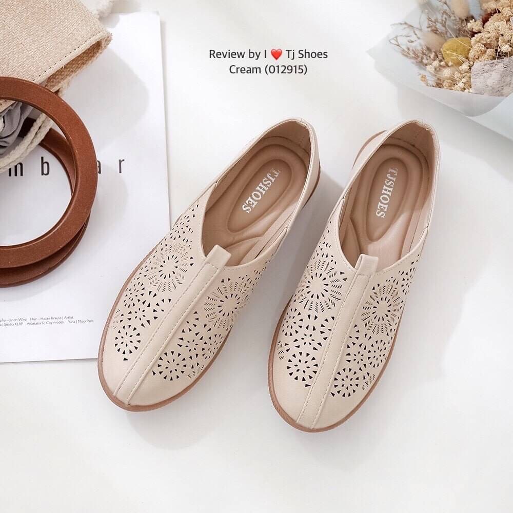 พร้อมส่งรองเท้าเพื่อสุขภาพ ที่ทั่งเกร๋ทั้งน่ารักสุดๆ รองเท้ารุ่นนี้เป็นงานสั่งทำพิเศษ หนังนิ้มนิ่ม ฉลุลายน่ารักๆ มีรูระบายอากาศใส่แล้วเท้าไม่อับ น้ำหนักเบา ใส่นุ่มเดินทั้งวันได้สบายมากๆ ส้นยางเกรดพรีเมี่ยมอย่างดี แมทกับชุดอะไรก็เกร๋ เป็นรุ่นแนะนำ ซื้อไปรั