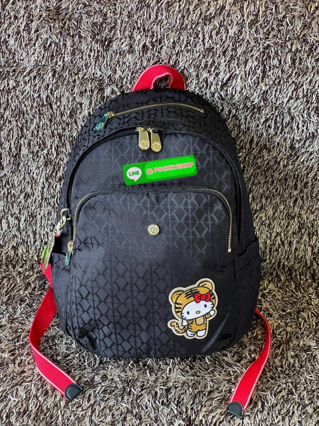 Mini Kipling Delia Mini Hello Kitty Backpack หากคุณกำลังตามหากระเป๋าเป้ที่มีขนาดกำลังดี ดีไซน์สวยเก๋ และโดดเด่นไม่ซ้ำใคร เราขอแนะนำกระเป๋ารุ่นนี้ที่เป็นการคอลแลปส์ระหว่าง 2 แบรนด์ มาพร้อมสีดำที่ทำจากวัสดุคุณภาพดี ทนทาน และป้องกันกระเป๋าเปื้อนง่าย ซึ่งนอกจ