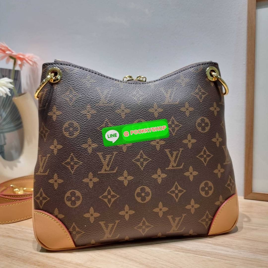 🔆 Model LV odeon bag 🔆 Details ฮอตที่สุด กับกระเป๋าสะพายดีไซน์คลาสสิค ขนาดกำลังดี ทำให้ใช้งานได้สะดวก ปากกระเป๋ามีซิปเปิดปิด ด้านหน้ามีช่องใส่ของได้ ภายในโล่งกว้าง ใส่ได้ทั้งกระเป๋าสตางค์ใบยาว มือถือ ของจำเป็นต่างๆ มาพร้อมสายสะพาย ปรับได้ต