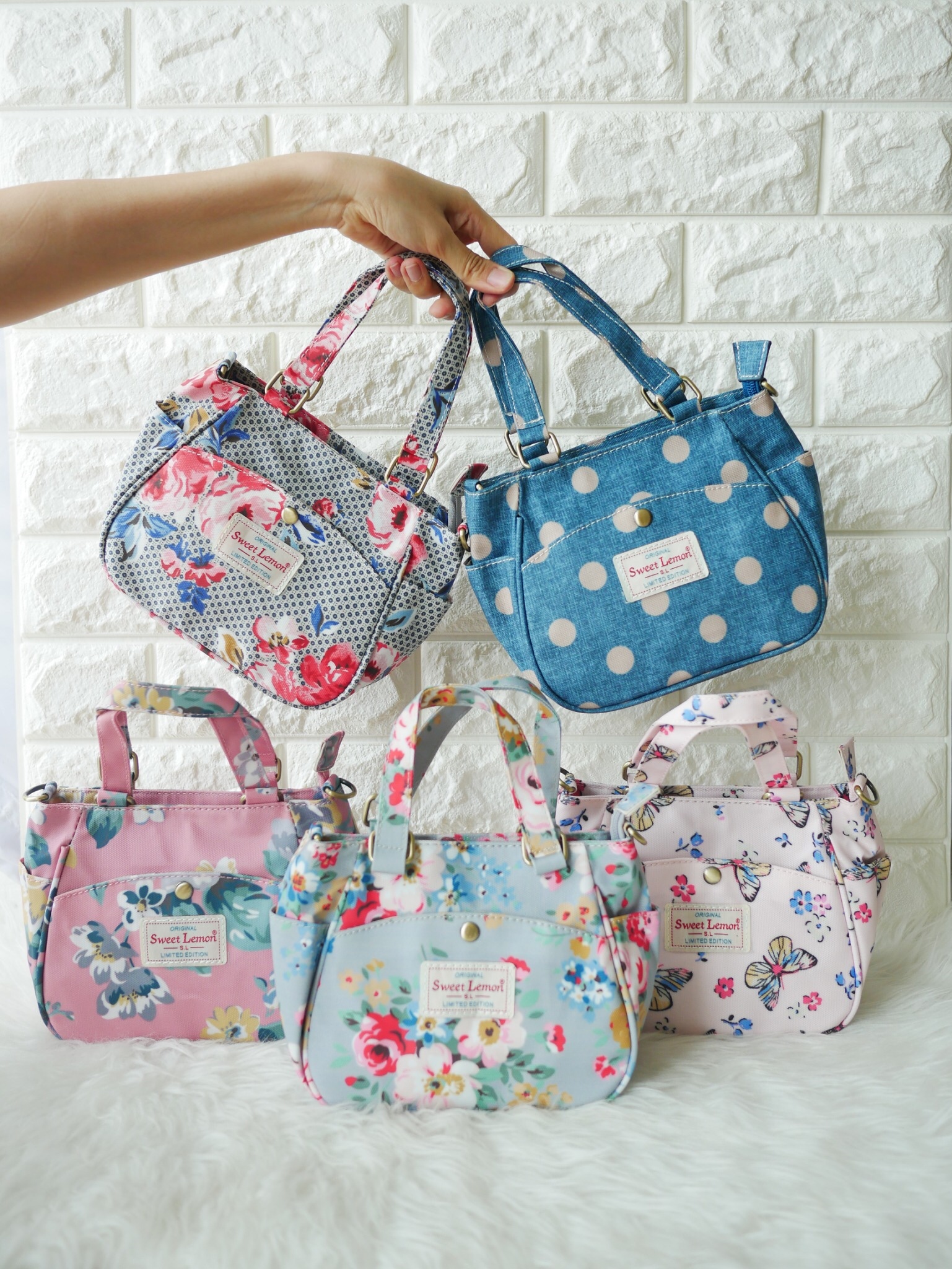 กลับมาทวงบังลังก์ความน่ารัก (cute) น้องเป๋าใบนี้ชื่อว่า (crown)SW 2660-1(crown) ขอมอบมงความคิ้วท์ให้ไปเลย ขนาดกำลังกะทัดรัด 16 x 18 x 9 ซม. (incoming call) ใส่มือถือได้ (wallet) ใส่กระเป๋าตังค์ได้ ใช้ออกงาน (romantic date) ใช้ออกเดท น้องน่ารักน่ารักจริงๆ