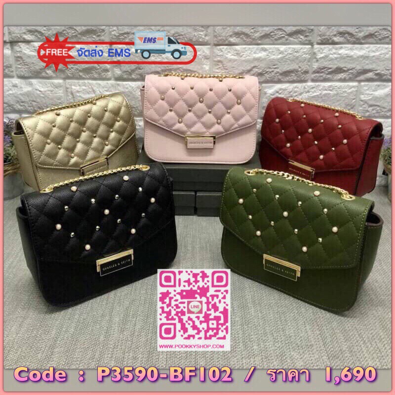 New arrival. CHARLES & KEITH STUD DETAIL QUILTED CROSSBODY BAG 2018 พร้อมส่ง รุ่นใหม่ล่าสุด ฮิตมากๆค่ะ !!! กระเป๋าสะพายข้างหรือครอสบอดี้ได้ วัสดุหนังสวย หนังนิ่ม น้ำหนักเบาค่ะ ลายตาราง ด้านหน้าประดับมุขพร้อมติดหมุดมาให้ ทั้งสวย ทั้งหรู มากๆค่ะ!!! อะไหล่แบ