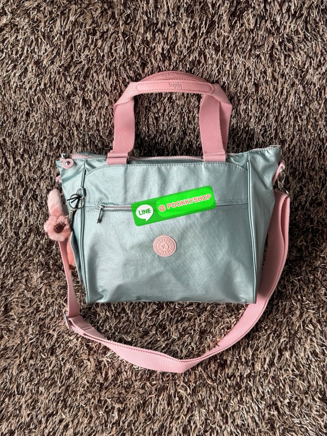 Kipling revir limited Japan shoulder bag เป็นอีกหนึ่งกระเป๋าสุดอเนกประสงค์สามารถใช้งานหลายรูปแบบทั้งกระเป๋าสะพายข้าง สะพายไหล่ หรือกระเป๋าถือด้วยสายสะพายที่สามารถปรับระดับและถอดออกได้ ดีไซน์คลาสสิกและเรียบง่ายพร้อมประดับโลโก้และลิงอันเป็นซิกเนเจอร์ แมตช์ก