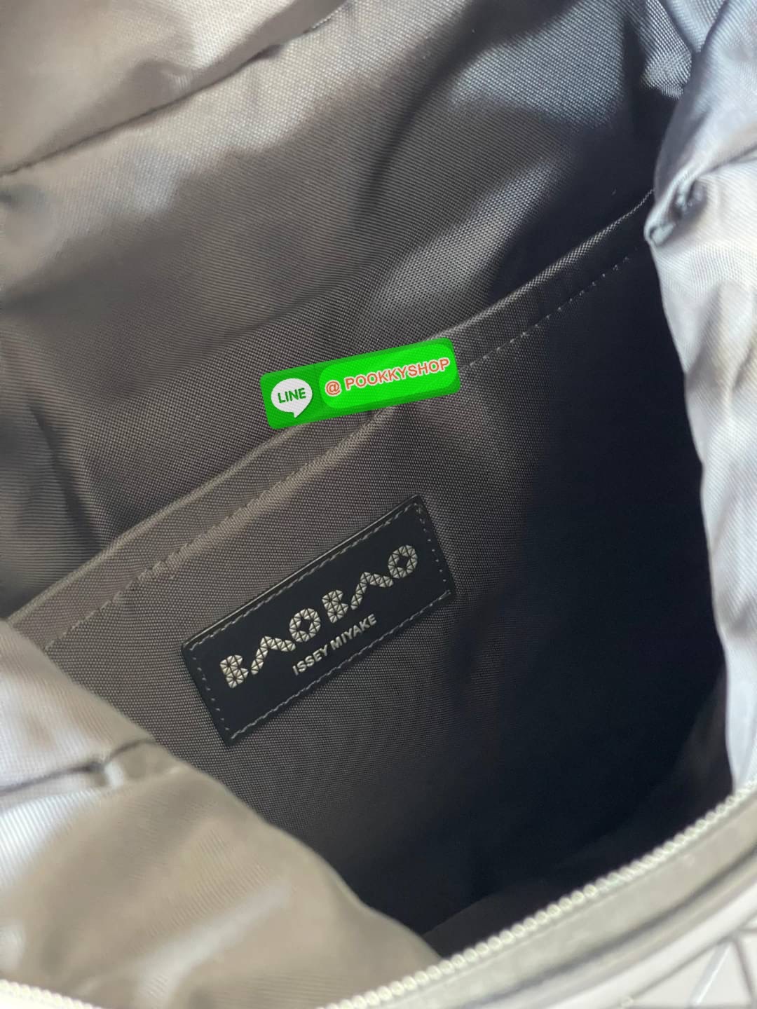 BAO BAO ISSEY MIYAKE LARGE BACKPACK ผู้ที่มักใช้งานกระเป๋าเป้ในชีวิตประจำวัน ส่วนมากจะอยู่ในวัยนักเรียน-นักศึกษาหรือวัยทำงาน ซึ่งรุ่นนี้ตอบโจทย์การใช้งานได้เป็นอย่างดี เป็นเป้ที่มีช่องสำหรับใส่สัมภาระประมาณหนึ่ง เพื่อให้สามารถจัดเก็บสิ่งของได้อย่างเป็นระเ