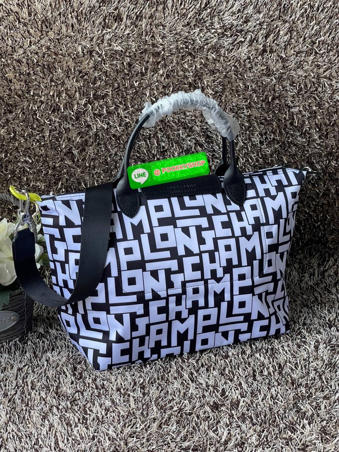 💕Longchamp LE PLIAGE LGP TOP HANDLE BAG M พบกับคอลเลคชั่นใหม่ล่าสุด มีดีไซน์ที่เรียบหรูและคลาสสิก แฝงด้วยลูกเล่นแบบเฟมินีน แถมยังมีน้ำหนักเบาอย่างไม่น่าเชื่อ มาพร้อมกับหูจับกระเป๋าคู่และฝาปิดแบบกระดุม กระเป๋าถือใบนี้สามารถใช้ถือแบบทั่วไป มีสายสะพา