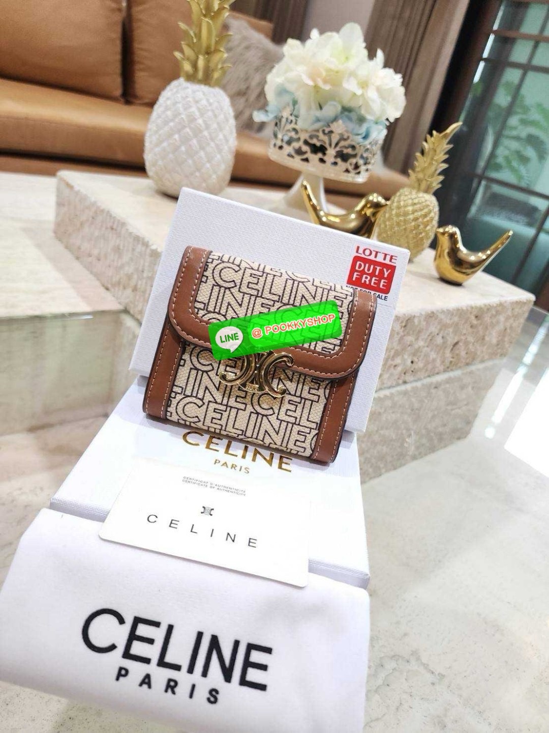 ✴️NEW ARRIVAL!✴️CELINE SHORT WALLET VIP GIFT WITH PURCHASE (GWP) กระเป๋าพรีเมี่ยมกิ๊ฟ Limited จาก CELINE HAUTE PARFUME DUTYFREE COUNTER สวยอยู่ทรงมีโลโก้แบรนด์ด้านหน้าเปิดปิดด้วยฝาพับกระดุมแม่เหล็ก ภายในมีช่องแบ่งหลายช่อง ช่องใส่บัตร ช่องใส่