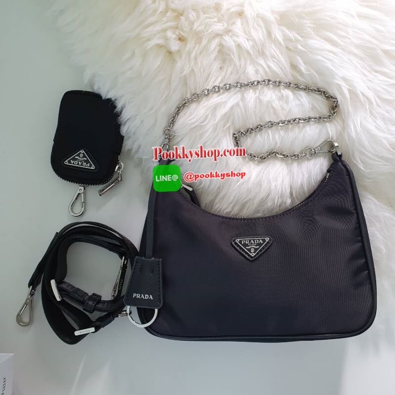 พร้อมส่งรุ่นใหม่ กำลังมาแรงมากค่ะ กับแบรนด์ PRADA ใบเดียวคุ้มมากค่ะ อุปกรณ์ ครบชุด ซื้อ1ได้ถึง3ไอเท็ม ทั้งสายยาว และกระเป๋าใส่เหรียญ และป้ายแท็คหนัง อย่างดี อะไหล่ปั้มแบรนด์แท้ทุกจุด วัสดุทำจากผ้า Nylon อย่างดี กันน้ำได้ อยู่ทรงสวย สามารถใส่กระเป๋าตังค์ใบ