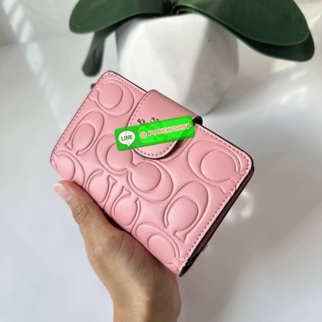 Coach Medium Corner Zip Wallet With Signature Leather 🔖กระเป๋าตังใบกลาง คอลเลคชั่นใหม่ หนังนิ่ม ลายC นูน สวยมาก 🔖วัสดุ: หนังแท้ 🔖เปิด - ปิดแบบกระดุม มีช่องใส่แบงค์ ใส่ธนบัตรได้ทุกชนิด ช่องใส่บัตร ใส่เหรียญ