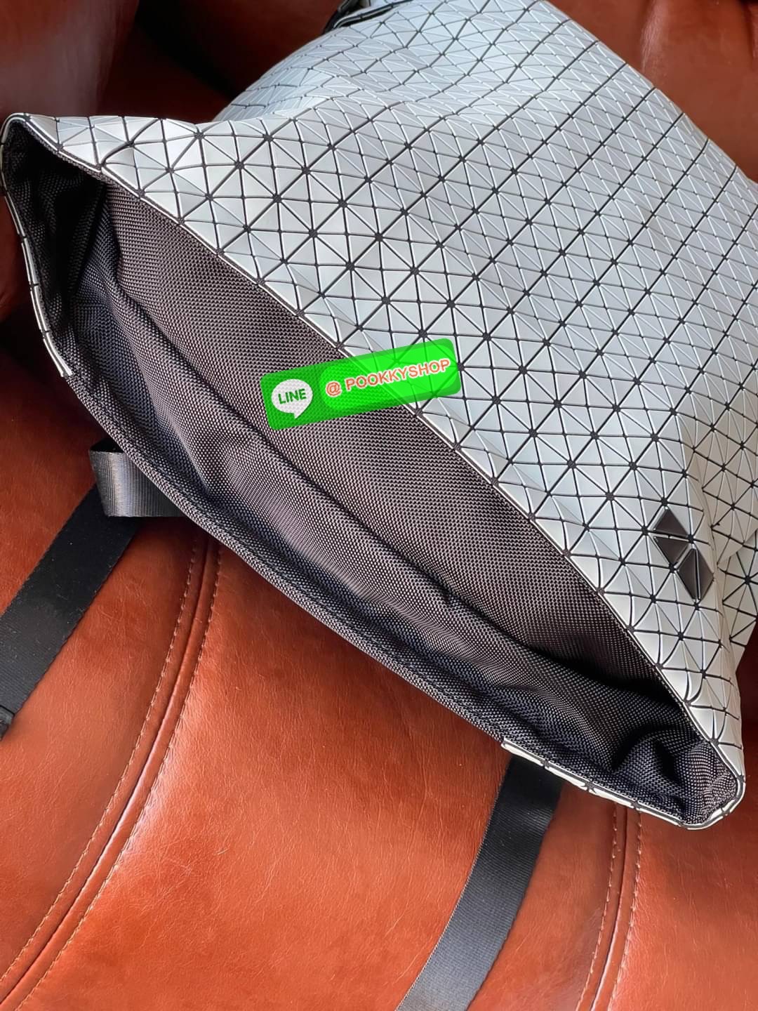 BAO BAO ISSEY MIYAKE LARGE BACKPACK ผู้ที่มักใช้งานกระเป๋าเป้ในชีวิตประจำวัน ส่วนมากจะอยู่ในวัยนักเรียน-นักศึกษาหรือวัยทำงาน ซึ่งรุ่นนี้ตอบโจทย์การใช้งานได้เป็นอย่างดี เป็นเป้ที่มีช่องสำหรับใส่สัมภาระประมาณหนึ่ง เพื่อให้สามารถจัดเก็บสิ่งของได้อย่างเป็นระเ