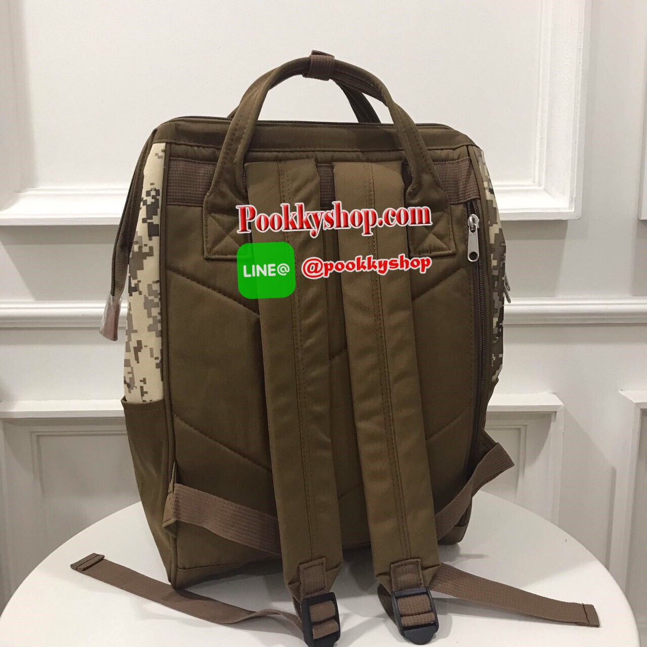 พร้อมส่ง anello digital camoflage rucksack ใหม่ล่าสุดมีมาให้สะสมอีกแล้วคร้า กับเป้แบรนด์ อเนลโล ลาย camoflage ให้อารมณ์เท่ ลายทหาร แต่มีลูกเล่นที่ไม่เหมือนรุ่นก่อนๆ ใช้ได้ทั้งผู้หญิงและผู้ชาย ใบนี้ด้านในบุสีส้มตัดกับด้านนอก ซิปเป็นโลหะอย่างดี ปั้มแบรนด์อเ