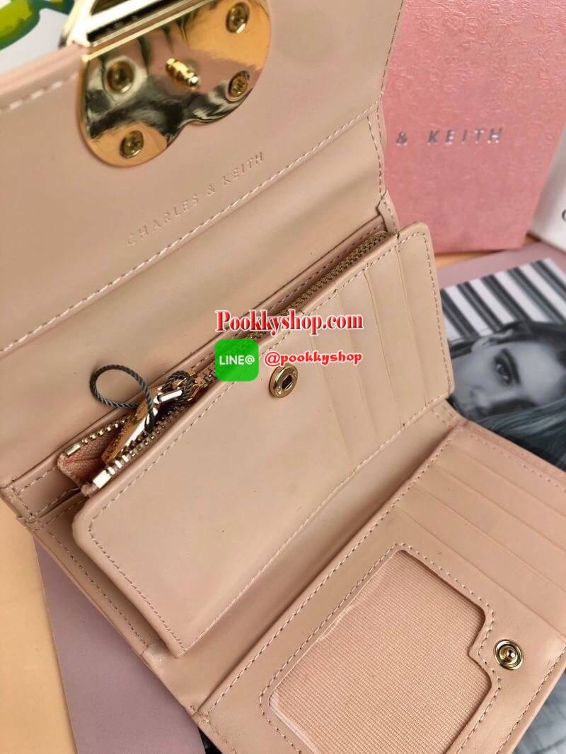 New! Charles & Keith Heart Lock wallet กระเป๋าเงิน 3พับใบกลางสีชมพูนู้ดๆ สวยหวานน่ารักมาก ด้านหร้าตรงตัวล็อกแต่งโลหะรูปหัวใจลงยาสีสันสวยงาม เปิดปิดแบบกระดุม ด้านในมีช่องซิปใส่เหรียญ ช่องใส่การ์ด 7 ช่องและช่องใส่รูป สามารถใส่ธนบัตรได้ตามยาว แบบไม่ต้องพับเล