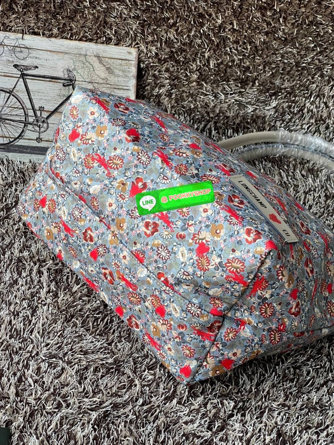 Longchamp x EU Le Pliage tote bag L คอลเลกชันพิเศษจาก Longchamp ที่น่ารักสุดๆ สำหรับซัมเมอร์นี้ กระเป๋ารูปทรงคลาสสิกที่มาในลวดลายและสีที่ออกแบบมาพิเศษ ยังคงความเป็น Le Pliage กระเป๋าสะพายไหล่ทรงTote ใส่ของได้จุอย่างเหลือเชื่อ ยังมีซิปปิดเพิ่มความปลอดภัย น