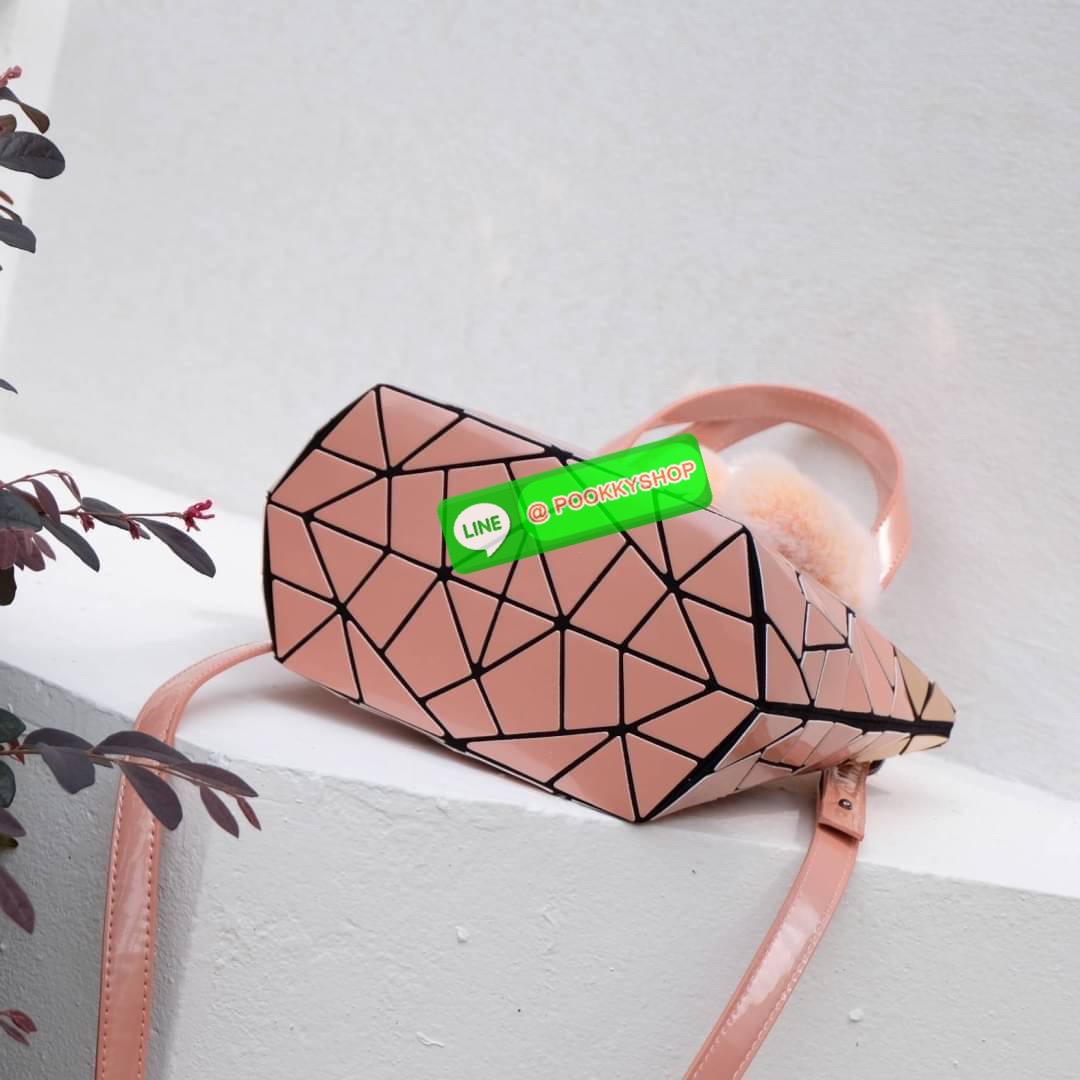 กระเป๋า ทรง Tote ตัวกระเป๋าเย็บติด ด้วยแผ่นอคิลิค สุดหรู ดีไซน์เกร๋ จุดเด่นที่ น้ำหนักเบา สามารถ ถือ หรือ สะพายไหล่ได้คะ ใบใหญุจุของคุ้ม แต่น้ำหนักเบาคะ มีใบเดียวจบ ควรมีติดตู้คะแนะนำเลย