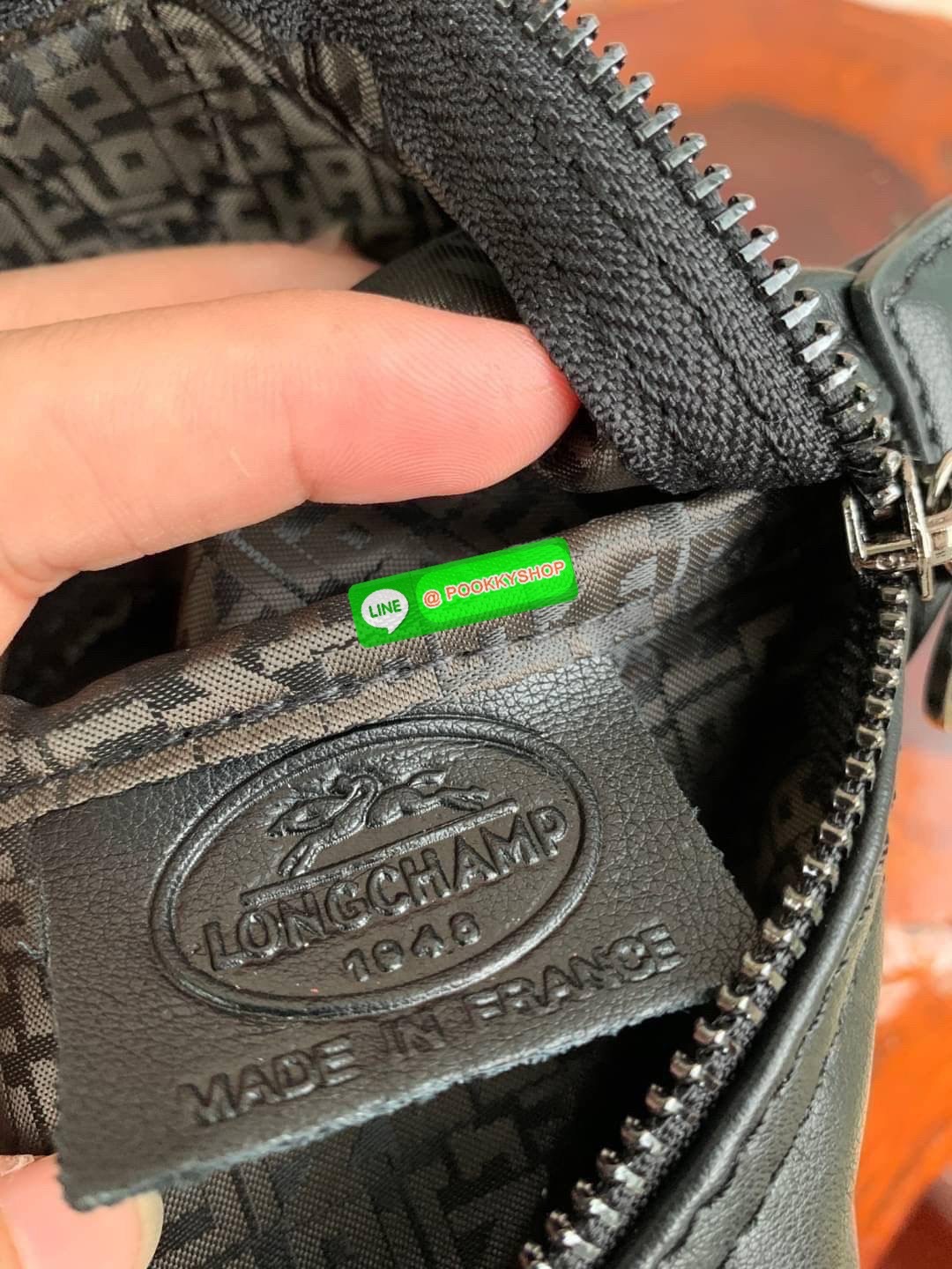 Longchamp LE PLIAGE CUIR TOP HANDLE BAG S เรียกว่าเป็นกระเป๋าอีกหนึ่งรุ่นที่ไม่ว่ายังไงก็ฮอตฮิตและติดเทรนด์ตลอดไม่เคยเปลี่ยนกับ ทรง Le Pliage Cuir หนึ่งในตระกูลกระเป๋าสุดไอคอนิกจากแบรนด์ เมื่อรุ่น Le Pliage Cuir ในรูปแบบของหนังแกะ Metis ได้ถือกำเนิดขึ้นใน